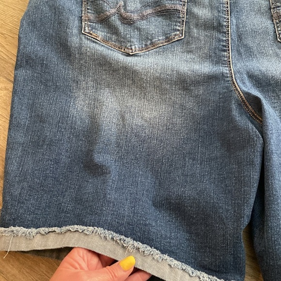NWOT… Women’s Jeans Shorts with Size 24W - Picture 6 of 7